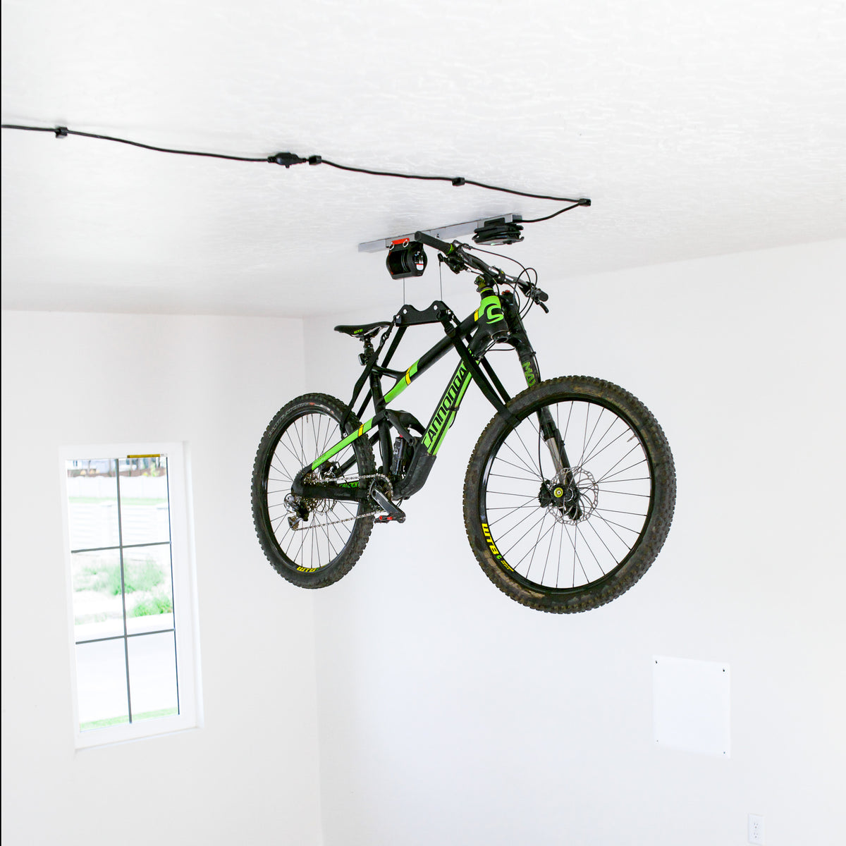 SmarterHome Single-Bike Lifter